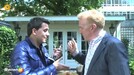 Jan Smit krijgt beeldje overhandigd van André van Duin