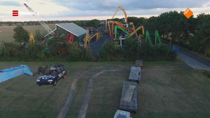 Lex bekijkt een autoschommel