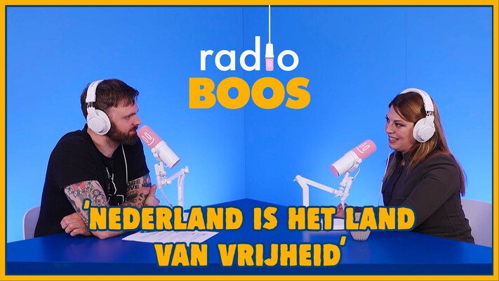 We praten mét iemand op de vlucht, in plaats van óver iemand op de vlucht