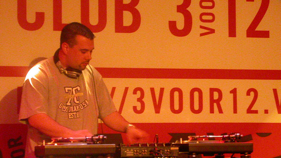 Vliegensvlugge vingers flitsen over vinyl