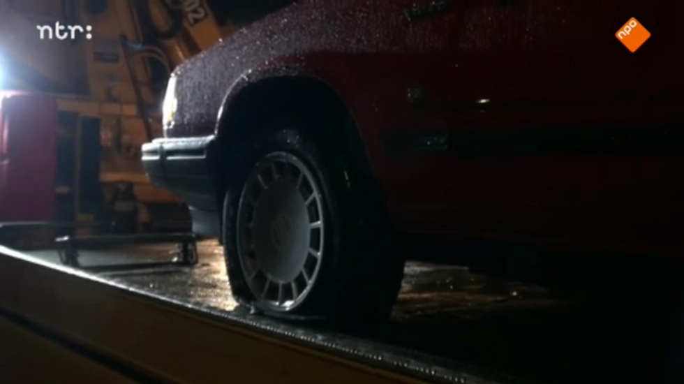 Vier lekke banden onder de auto van Danny