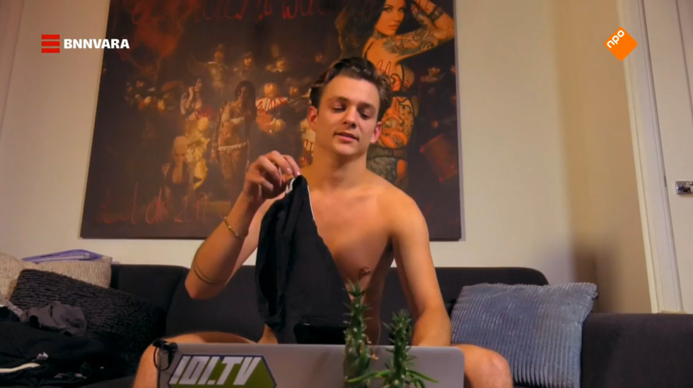 JURRE TREKT ZIJN ONDERBROEK UIT VOOR DE WEBCAM