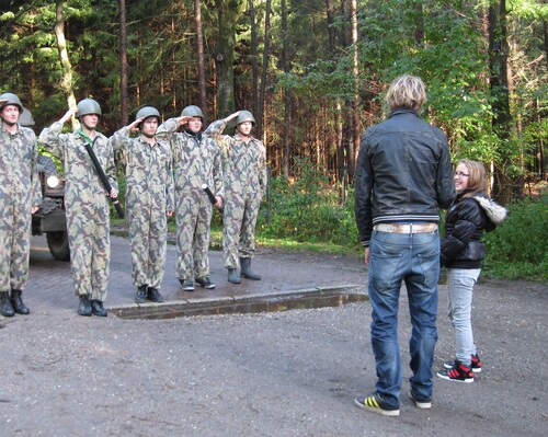 Noa en de militairen