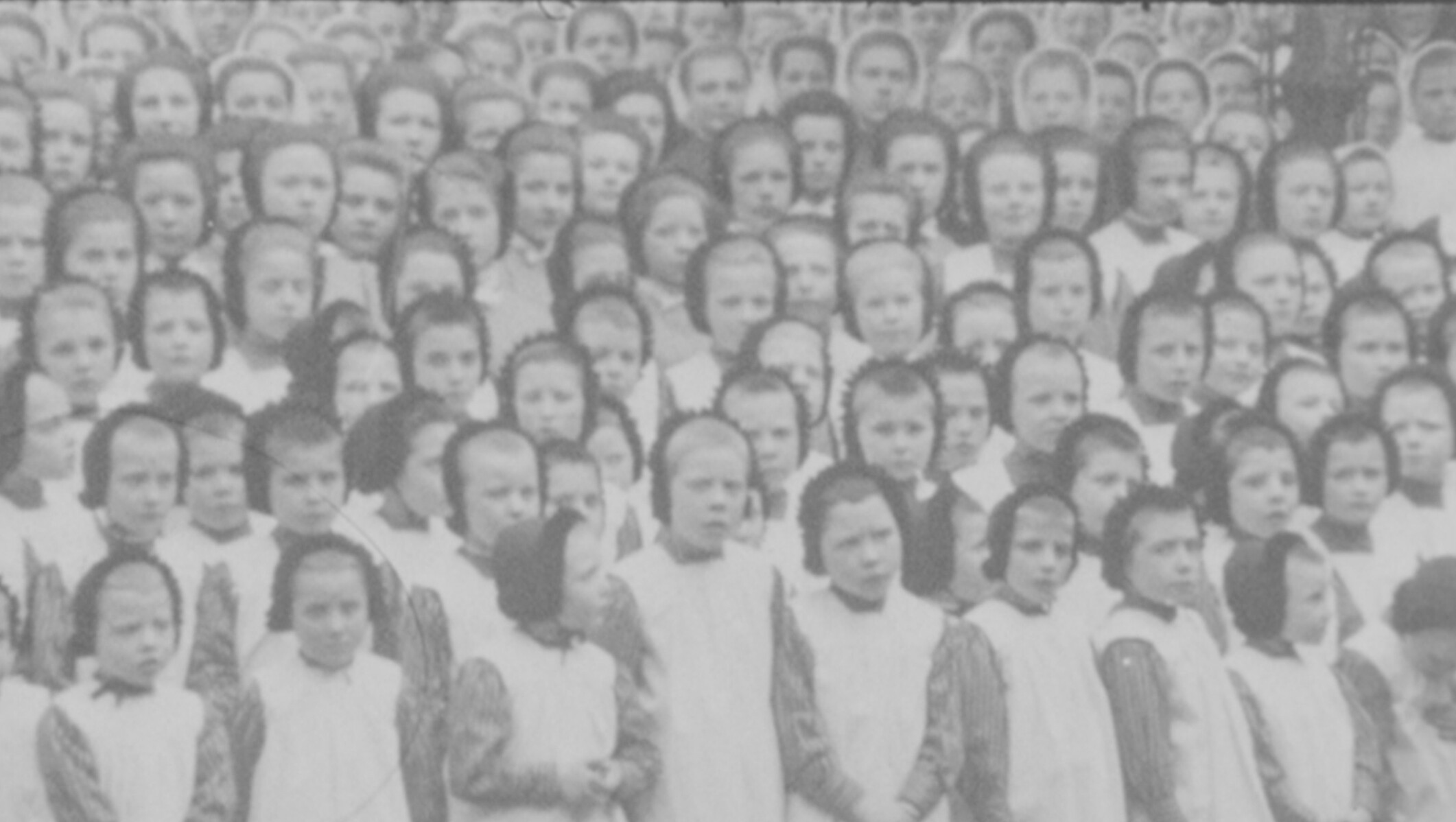 Wie zorgt er voor de verwaarloosde kinderen? Weeshuizen in Nederland