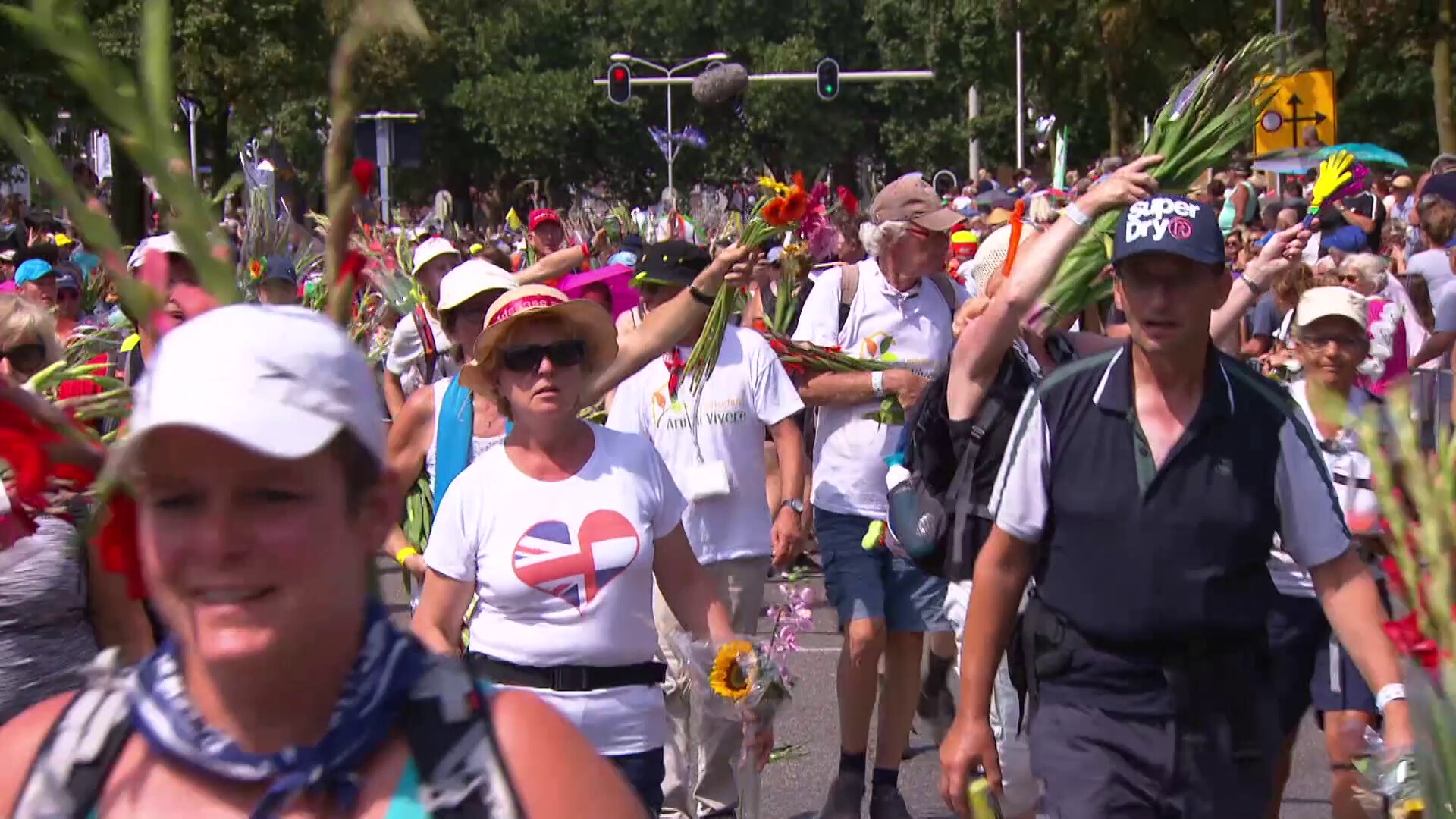 Schooltv Wat is de Nijmeegse Vierdaagse? Vier dagen lang 30, 40 of 50 kilometer wandelen Schooltv Wat is de Nijmeegse Vierdaagse? Vier dagen lang 30, 40 of 50 kilometer wandelen