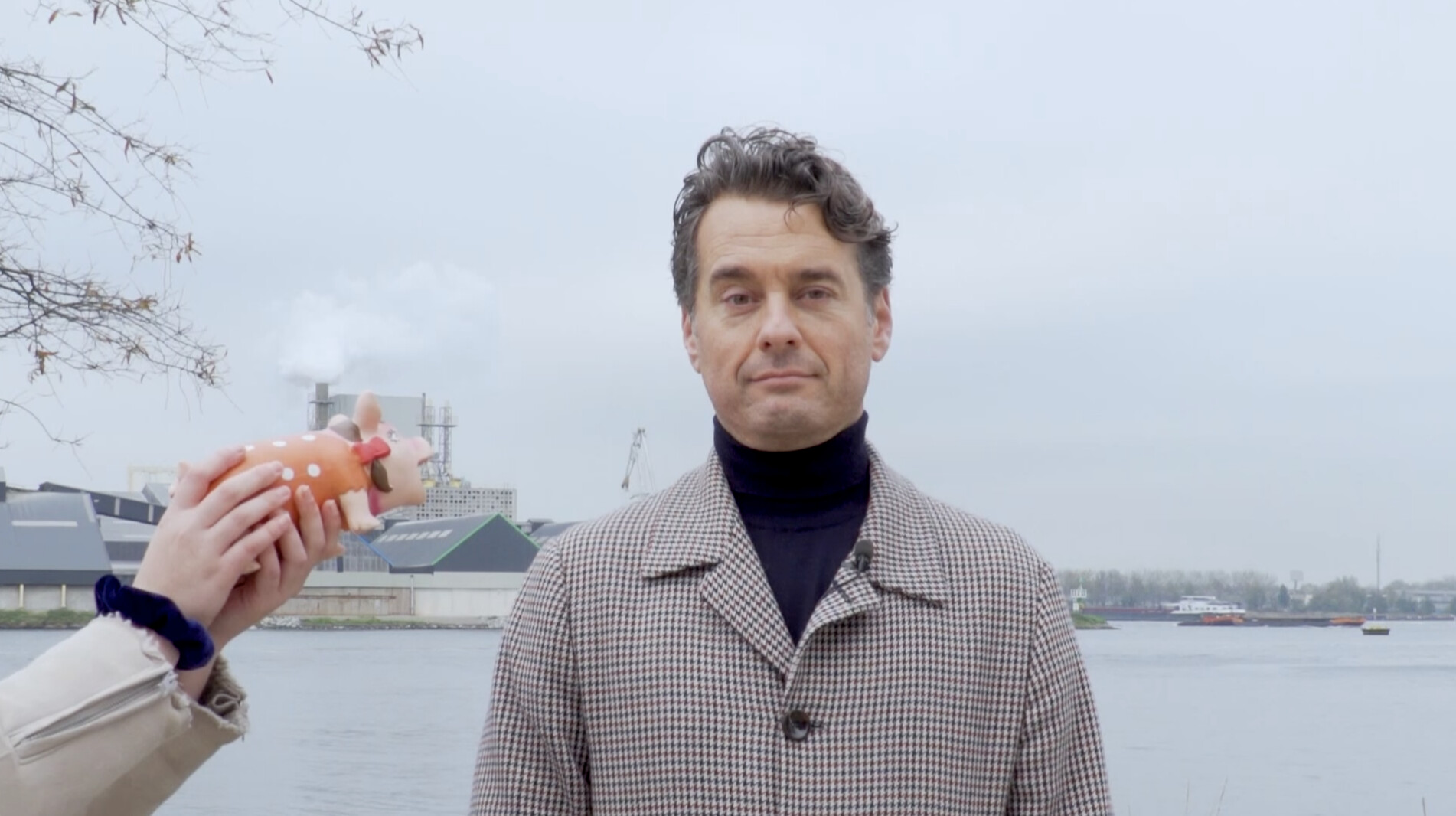 Schooltv: Hoe kan de presentator van Wie is de Mol zo serieus kijken