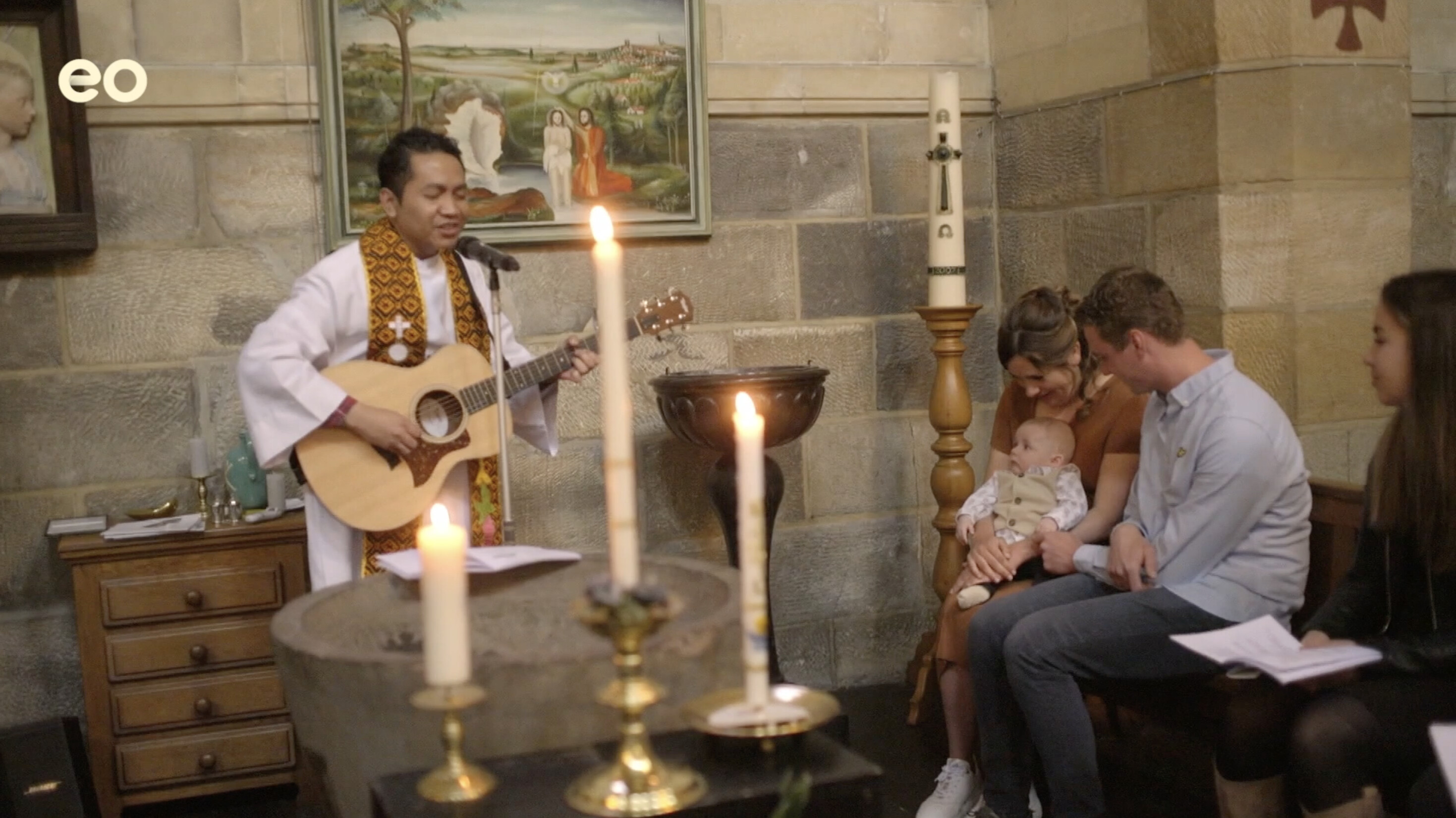 Pastoor John van Oss stond ruim veertig jaar aan het roer van de Limburgse parochies van Schimmert en Genhout. Lukt het de Indonesische paters Stefan en Charles om de geliefde pastoor goed op te volgen?