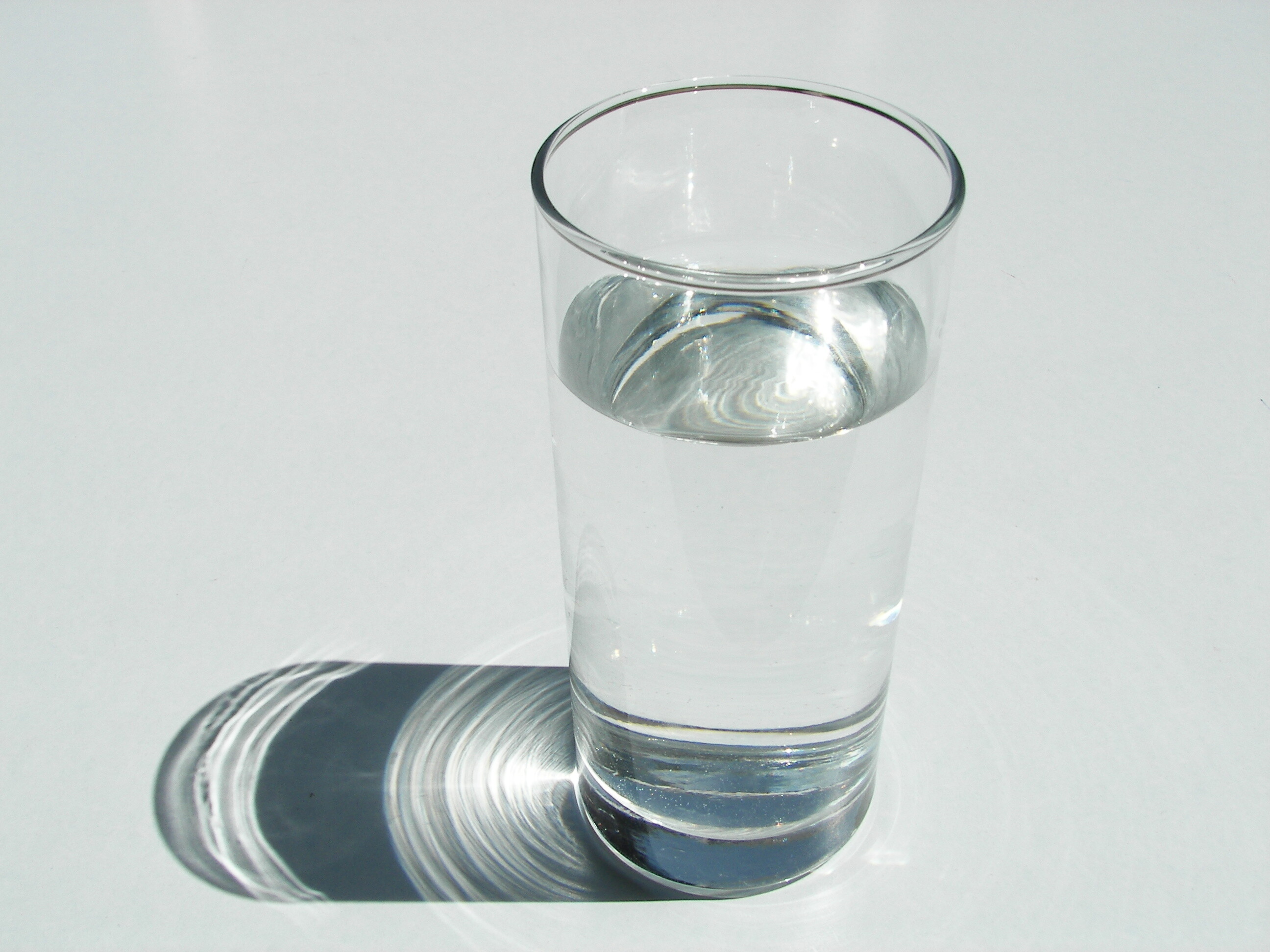 Стакан кипящей воды. Стакан воды. Стаканы для воды стеклянные. Стакан с жидкостью. Стакан воды на столе.