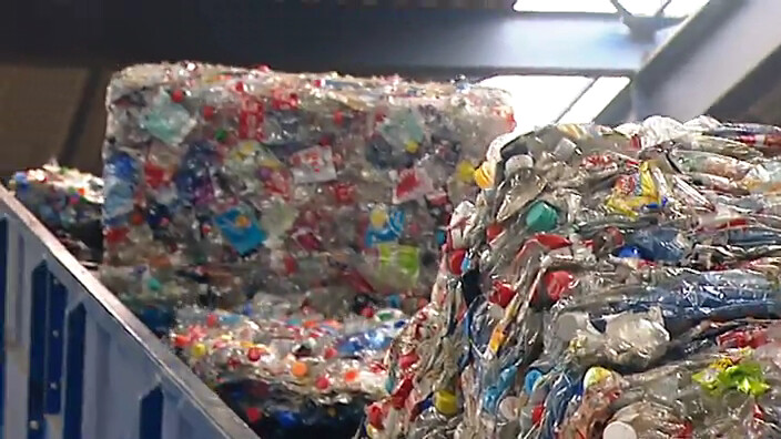 Necklet Weerkaatsing Interactie Schooltv: Plastic recyclen, hoe doe je dat? - Van oude fles, naar nieuwe  fles