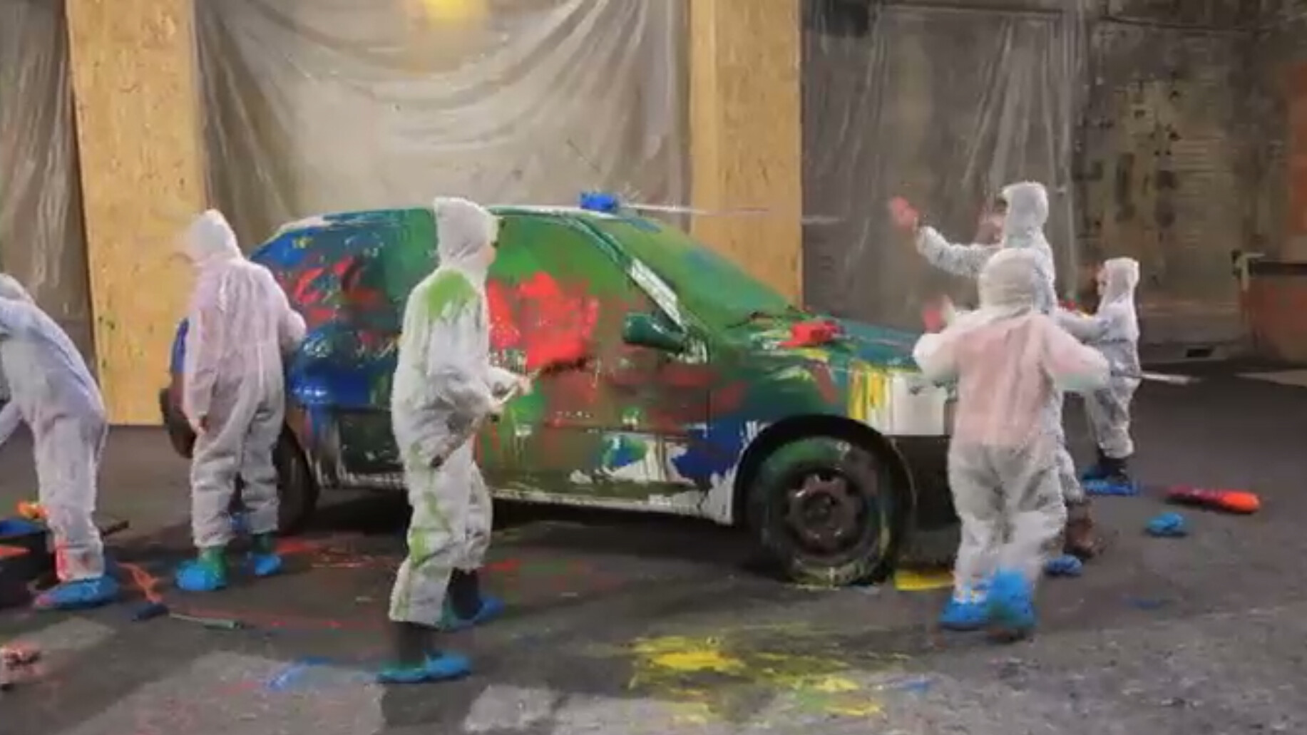 Schooltv Kinderen verven een auto Verfbommen, kwasten en bezems