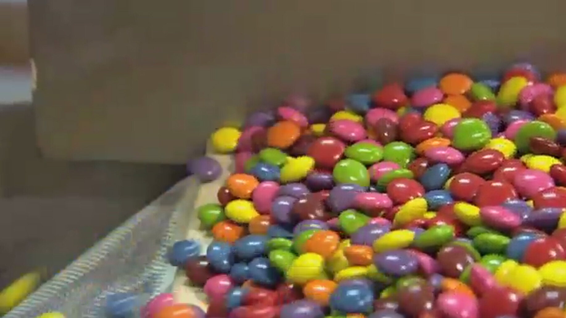 Schooltv Hoe worden chocoladepastilles gemaakt? Chocola, suiker en kleurstof
