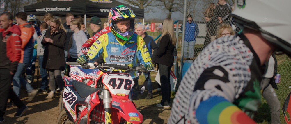 Vol gas door de modder