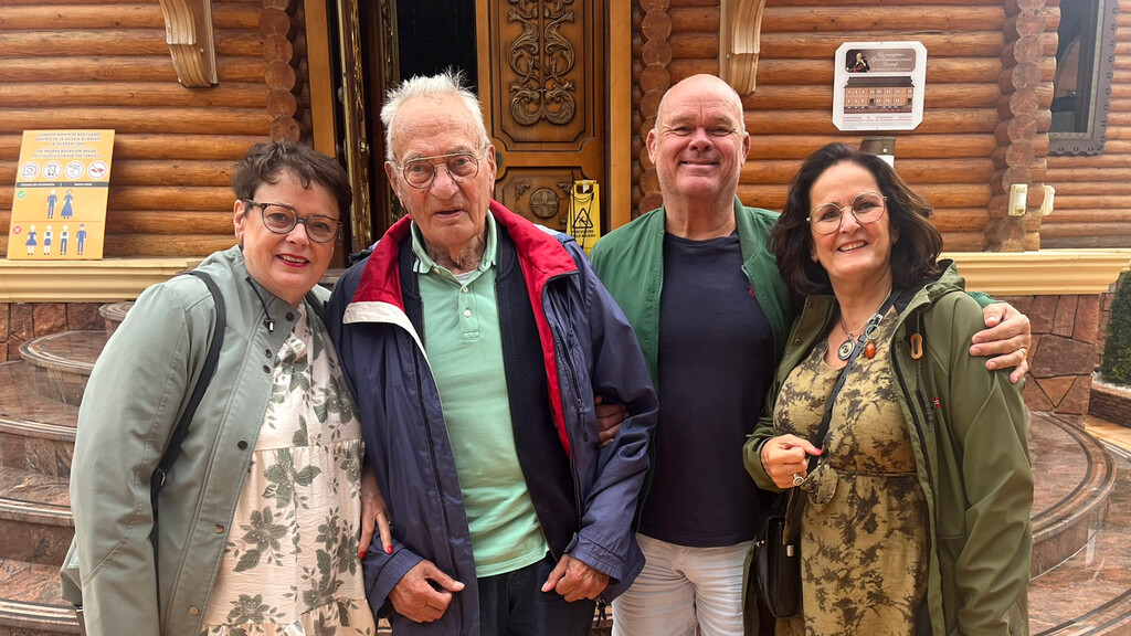 Kaarsje opsteken en samenzang in de kerk