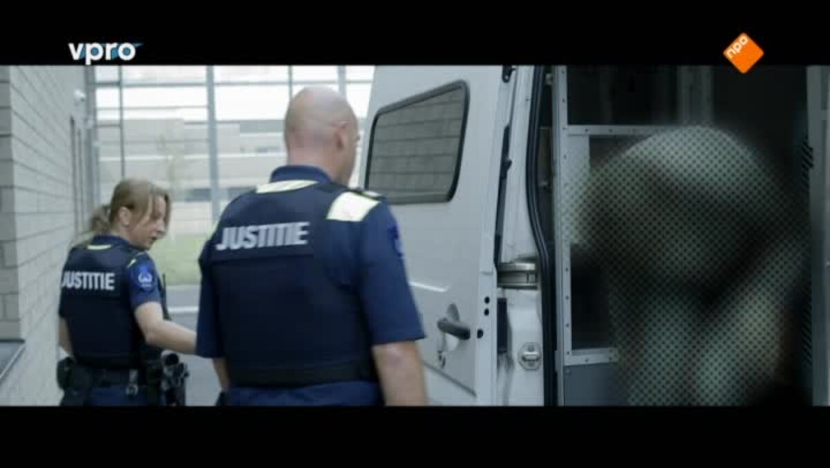 Gevangenis bewaker kan het niet helpen maar hij blijft kijken