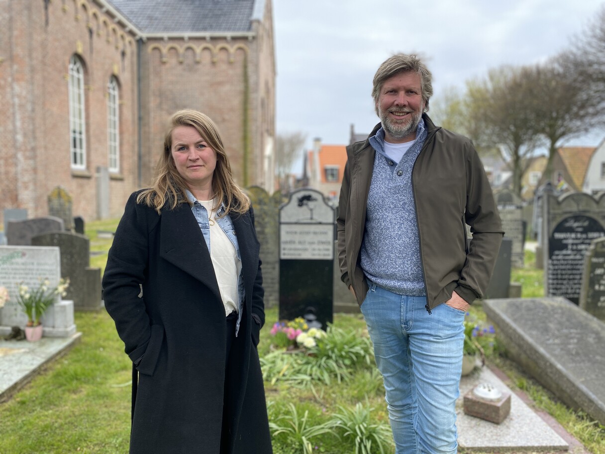 Op de begraafplaats in Midsland spreekt Arjan Lock Renske van Zwol, die haar man Ariën op jonge leeftijd verloor. Als blijkt dat hij niet lang meer te leven heeft, stappen ze in het huwelijksbootje.