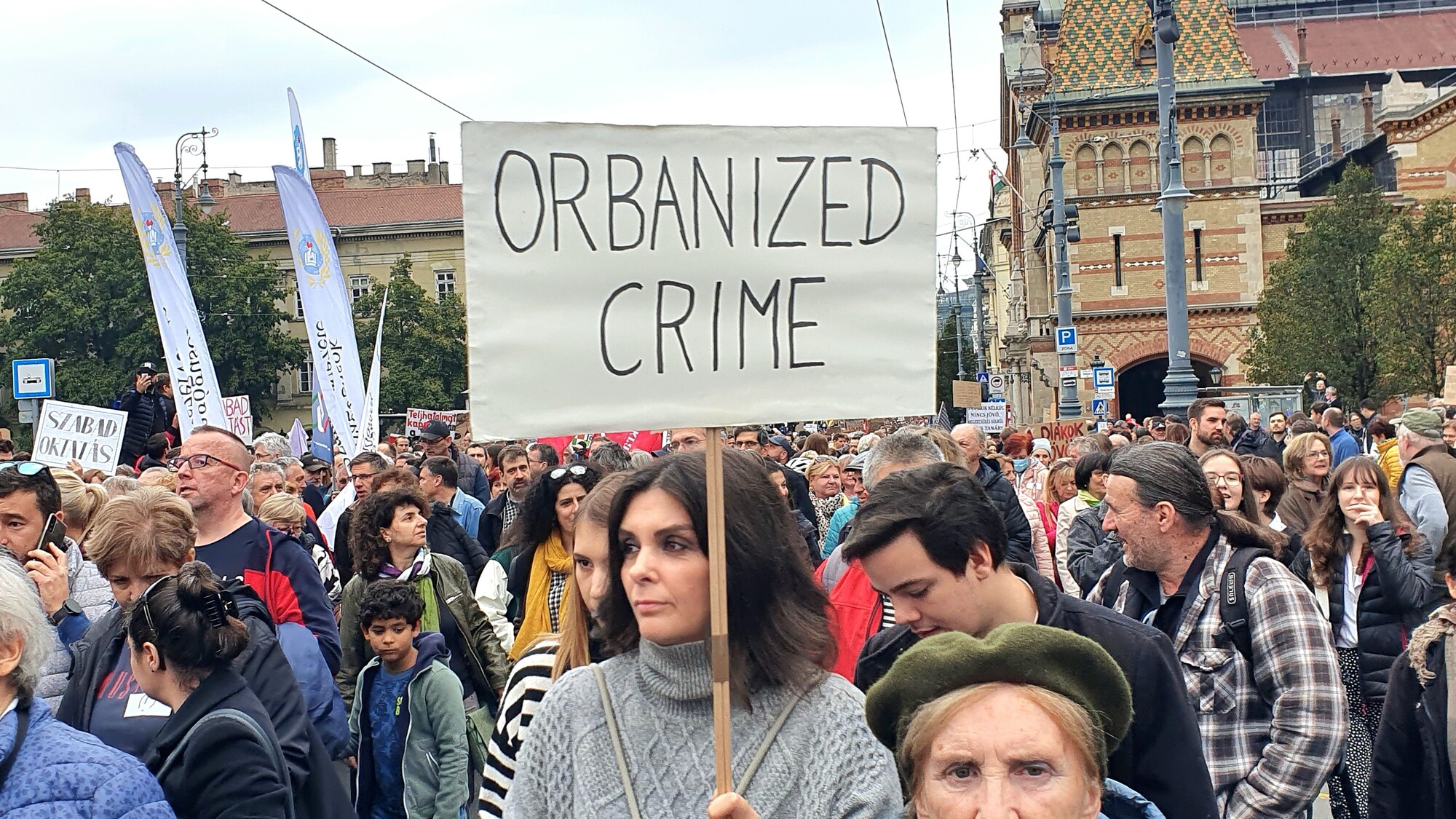 Tienduizenden de straat op wegens 'Orbanized Crime'
