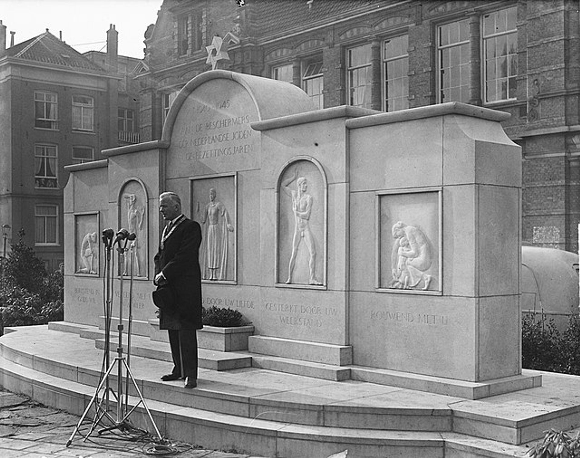 #839 - Onthulling Holocaust Namenmonument