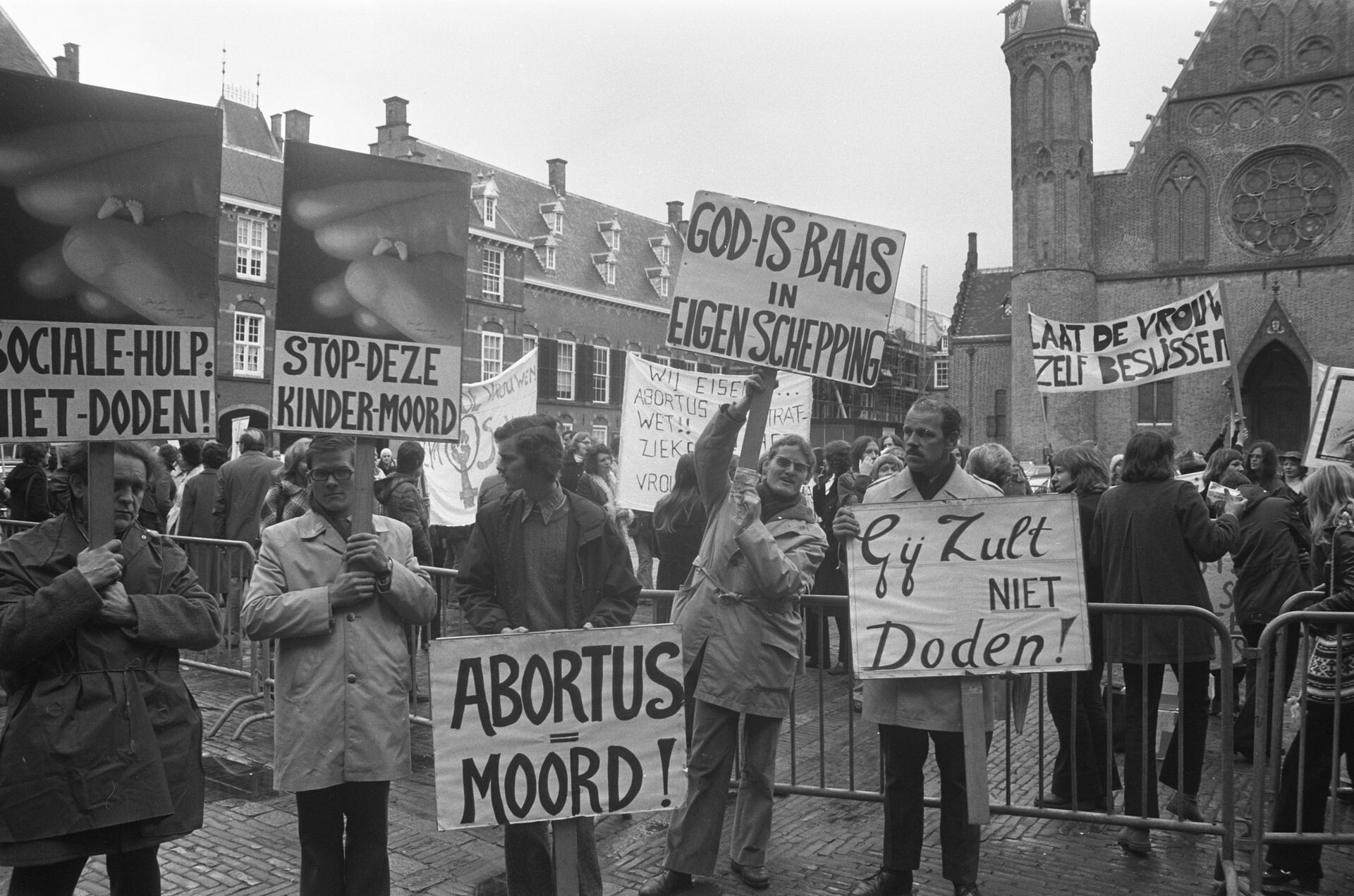 #683 - Agressieve anti-abortusdemonstranten