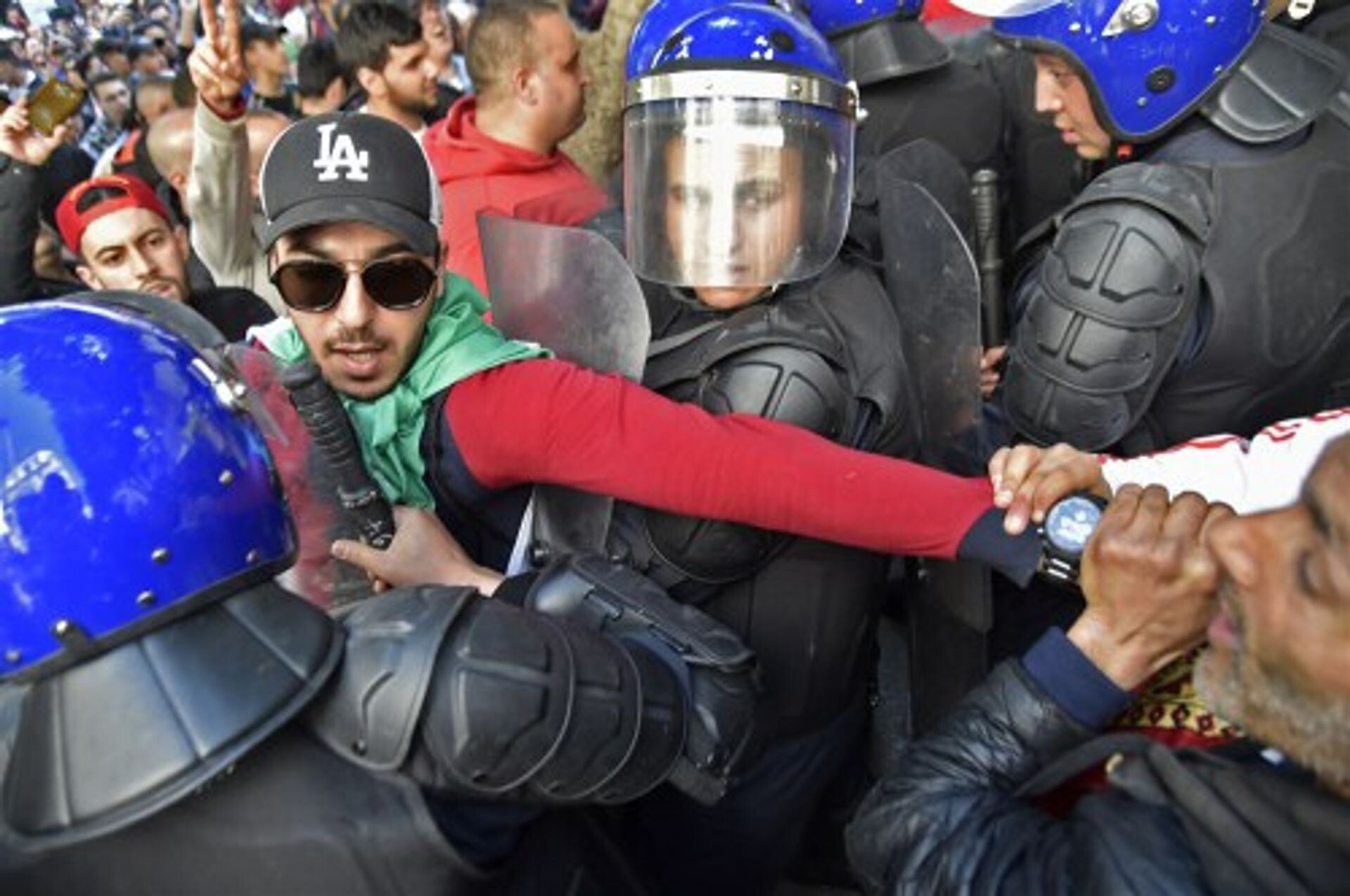 Algerijnen trotseren het regime
