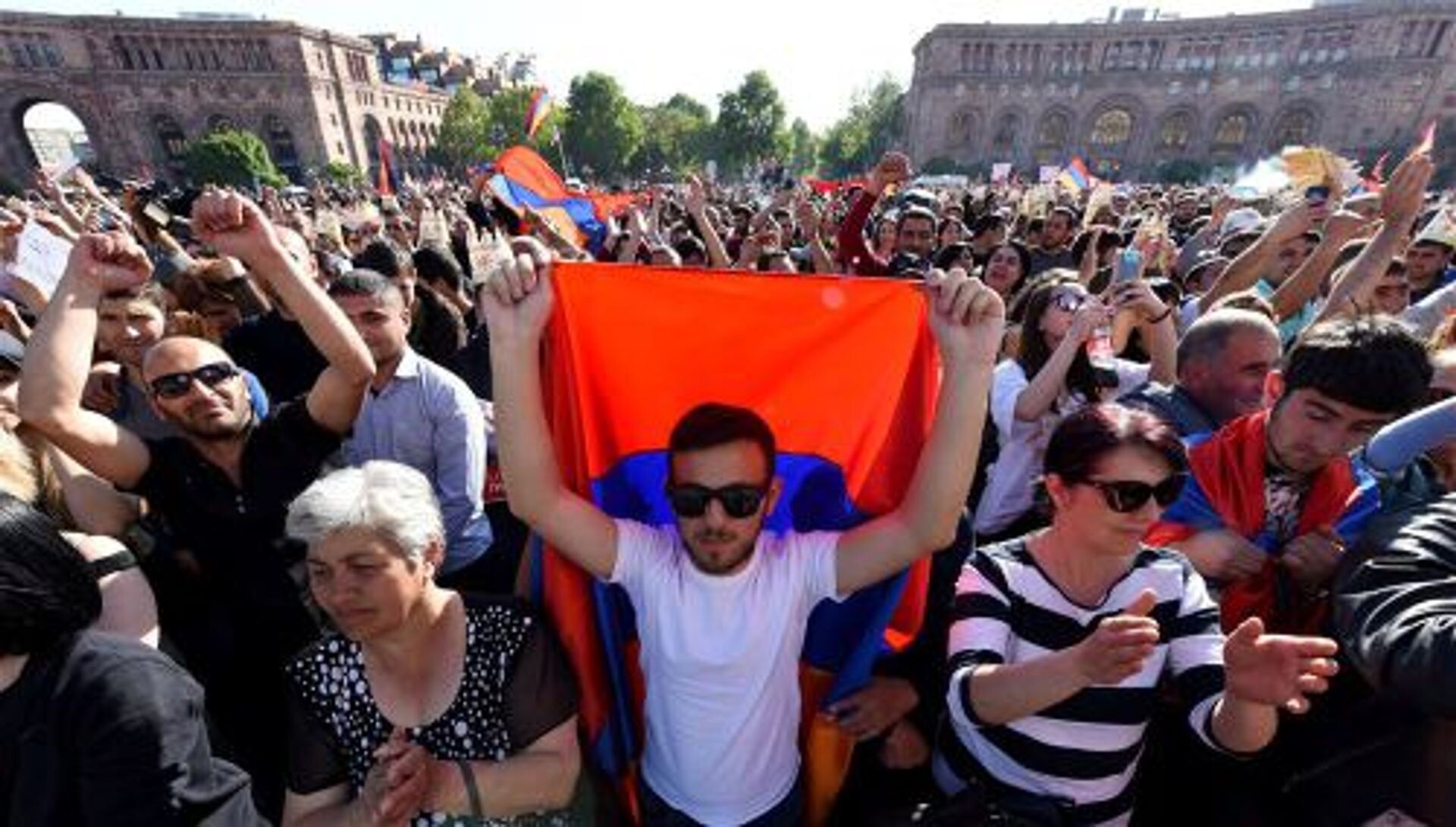 Armeense regering buigt voor demonstranten