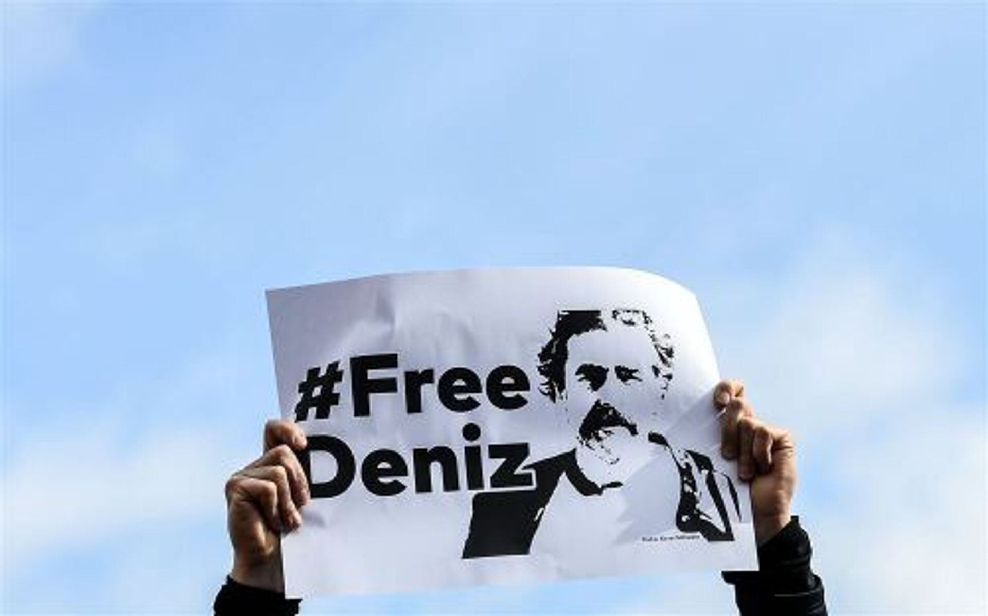 Turks-Duitse journalist Deniz Yücel een jaar vast in Turkije