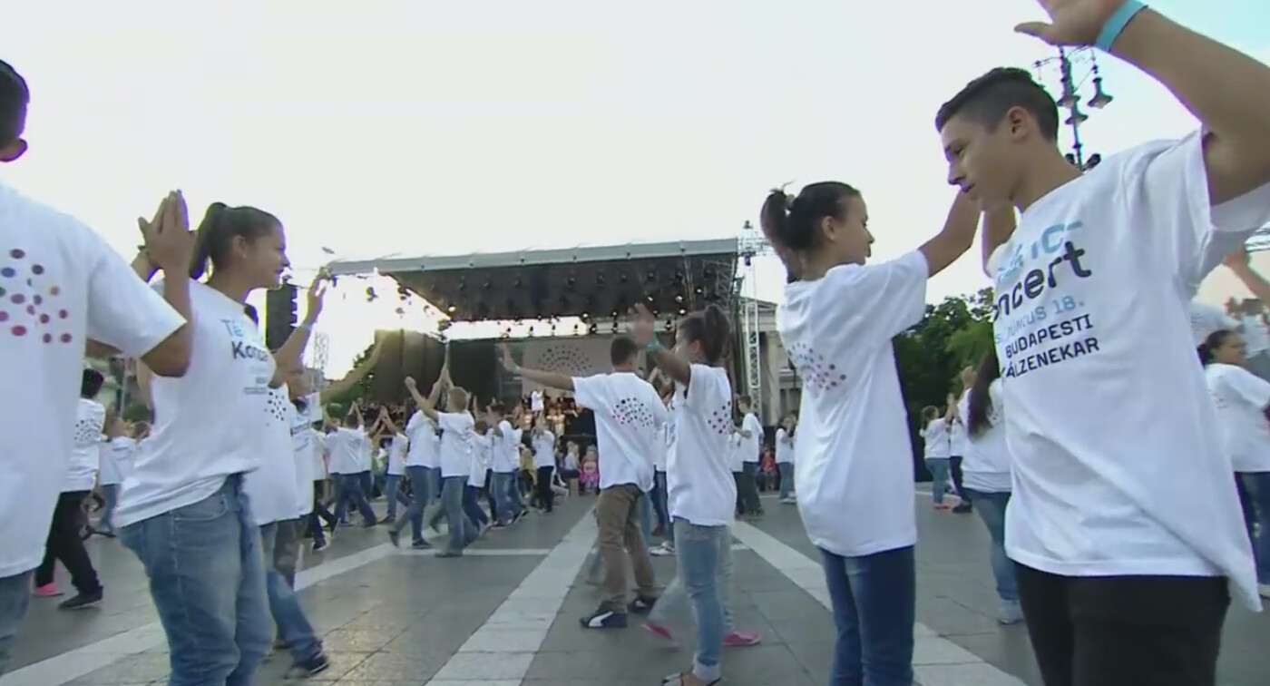 Europa Estafette: Dansen op het plein