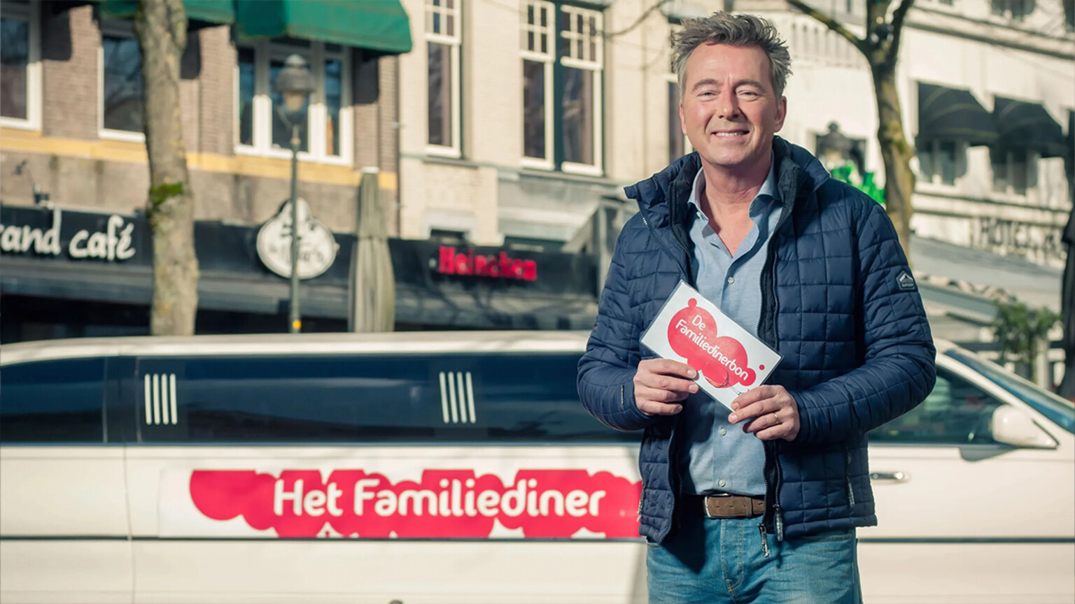 Het Familiediner Bert van Leeuwen brengt families samen EO