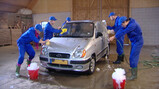 Muziek maken bij het autowassen
