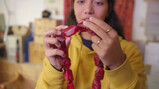 Hoe maak je sieraden van zwerfafval?: Plastic omsmelten tot edelstenen