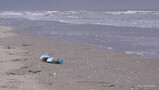 Plastic afval op het strand