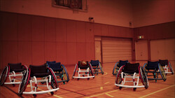 Dansende rolstoelen spelen basketbal: Stoelen dansen