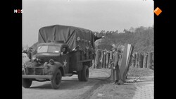 Bevrijdingsjournaal mei 1945: 2 mei 1945: operatie Manna brengt voedsel voor hongerig Nederland