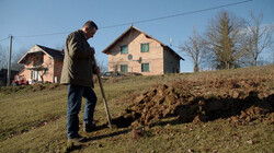 Graven naar  familieleden: Wat is er gebeurd met de gevangengenomen Bosnische moslims?