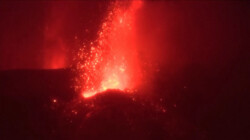 Wat komt er uit een vulkaan bij een vulkaanuitbarsting?: Wolken as en gassen