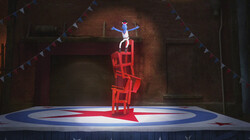 Stuntman Stefan: Een handstand op een toren van stoelen