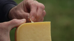 Kun je de korst van kaas eten?: Een oranje laagje plastic