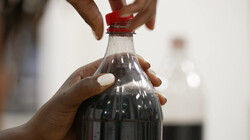 Kun je een geschudde fles cola openmaken?: Zonder te knoeien