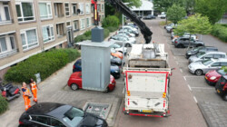Hoe wordt een ondergrondse container geleegd?: Door een grote vrachtwagen met kraan