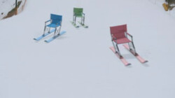 Stoelen op ski's : Kijk ze hard gaan!