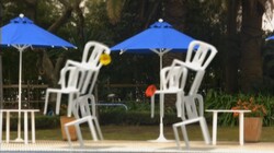 Dansende zwembadstoelen: Stoelen dansen