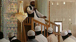 Moslims in de moskee: Moslims komen voor de eredienst bij elkaar in de moskee