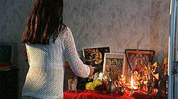 Huisaltaar: Hindoes bidden thuis bij een huisaltaar