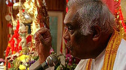 Hindoes in de tempel: Hindoes komen voor de eredienst bij elkaar in hun tempel