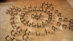 Houten stoelen dansen samen: Stoelen dansen