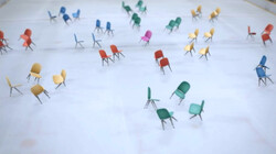 Stoelen dansen op het ijs: Stoelen dansen