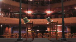 Stoelen dansen op het podium: Stoelen dansen