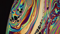 Hoe komt een zeepbel aan zijn kleuren?: Laagjes water en zeep