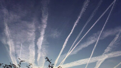 Wolken kijken: de antropogenituswolk: Vliegtuigstrepen in de lucht