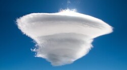 Wolken kijken: de lenticulariswolk: Een vliegende schotelwolk