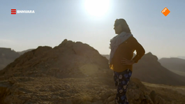 Evi beklimt de Negev-woestijn in Israël